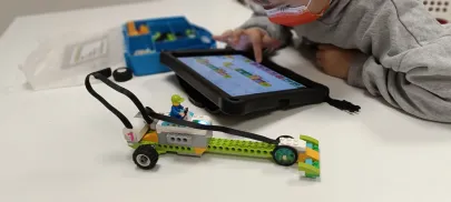 imagen de un tablet y un robot en forma de coche realizado con piezas de lego
