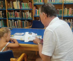 Abuelo leyendo a su nieta