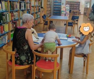 Abuela leyendo a su nieto