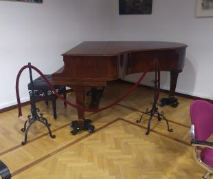 Salón de actos. Piano